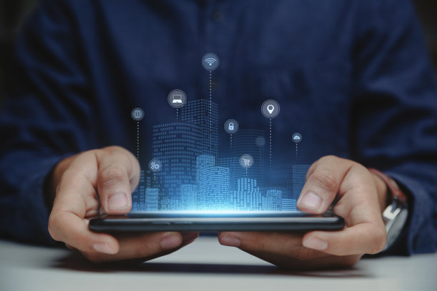商人手持智能手机，智能城市，智能服务和图标。图片下载