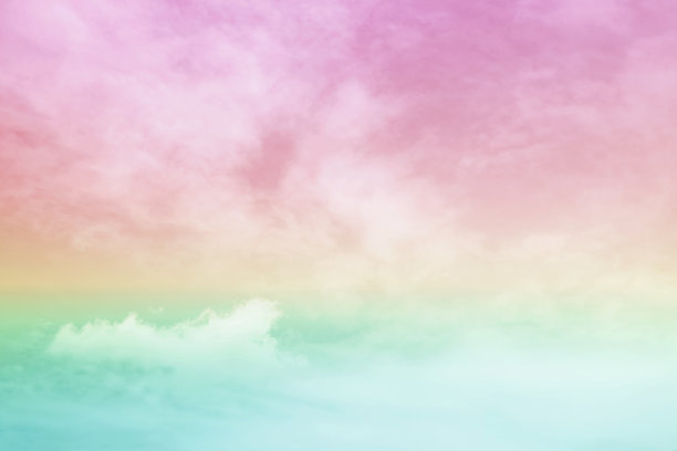 天空和云的背景与柔和的颜色。天空云背景与柔和的彩色渐变。天空和云的背景和柔和的幻想色彩。图片下载