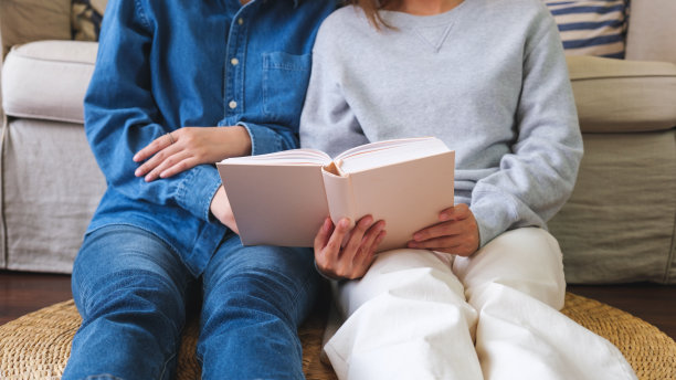 一对年轻夫妇的特写图片，她们喜欢一起读书图片下载