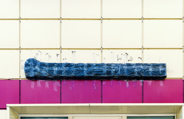 糟糕的生意。商店的名字用黑色薄膜封住了。图片下载