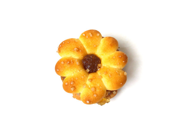 夹心饼干饼干与菠萝果酱在白色背景孤立的特写。图片下载