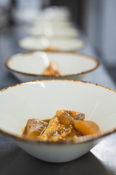 餐馆厨房里的鱼菜。图片下载