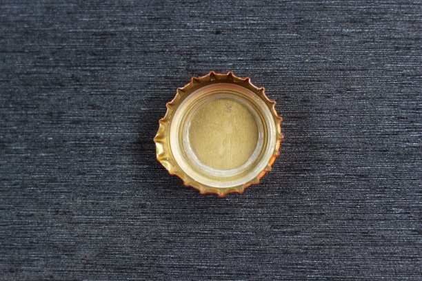 灰色背景铝瓶盖图片下载