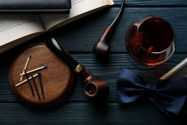 构图放松，用烟斗抽烟草，放在木桌上图片下载