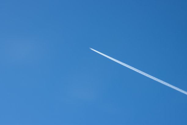 蓝天上的飞机轨迹图片下载