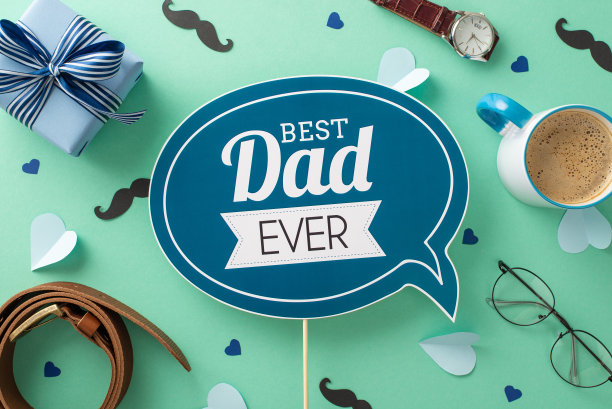 现代时尚的父亲节版面。问候匾，礼盒，胡子，手表，配件，腰带，眼镜，咖啡在蓝绿色的背景俯视视图图片下载