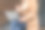 视频通话概念。年轻的白种金发女子坐在丹麦办公室前的长凳上，手里拿着笔记本电脑，对着显示器屏幕挥手。没有脸图片下载