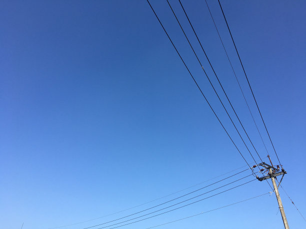 蓝天背景下的电线照片图片下载
