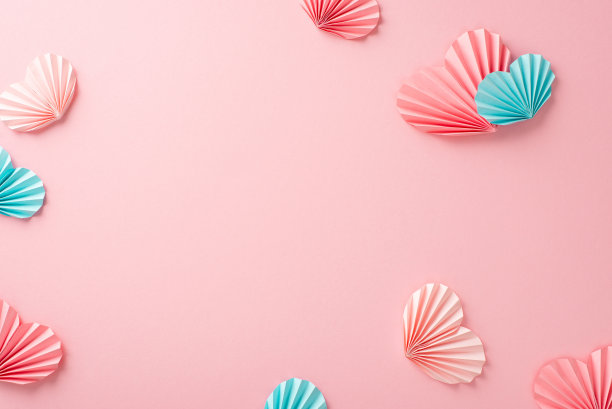 俯视图的照片空的白色圆圈与柔和的粉红色和蓝色纸折纸心形在一个孤立的浅粉色背景与copyspace图片下载