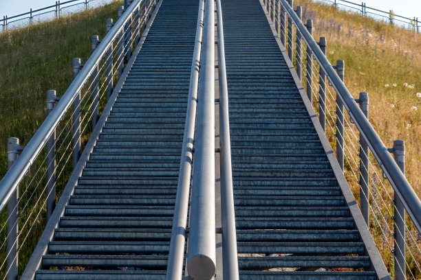 高架通道:长长的金属楼梯在山坡上上下升降，实现无缝通道图片下载