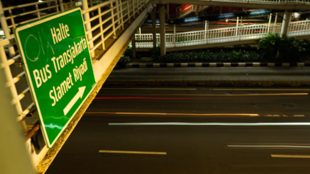 雅加达利雅得公交车站周围的交通气氛，这一天不那么拥挤了。图片下载