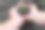 妇女双手捧着秧苗，双手托着泥土的特写照片。女园丁的双手沾满泥土和新鲜的绿色植物。图片下载