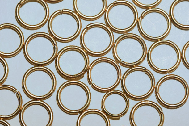 金色的珠宝圈在白色的背景创造一个有趣的壁纸图片下载