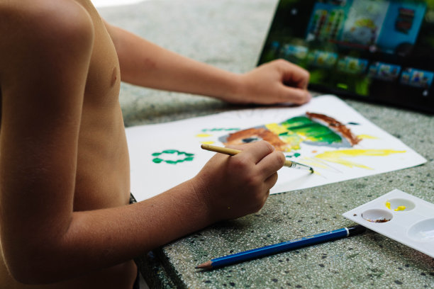 学龄前儿童画图片黄绿色亮棕色水彩画刷手铅笔认不出背面视图图片下载