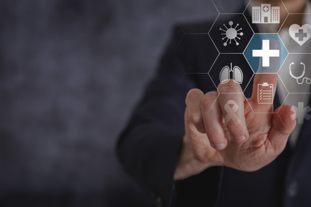 健康保险概念。人们手持加和医疗保健的医疗图标，获得健康和福利的健康概念…图片下载