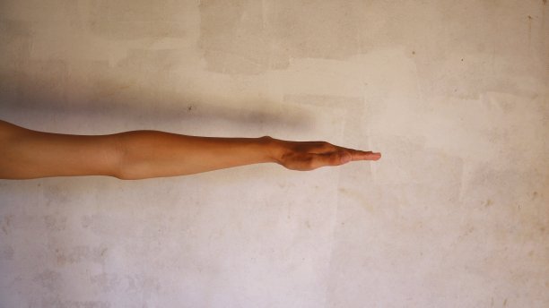 他的胳膊很纤细图片下载