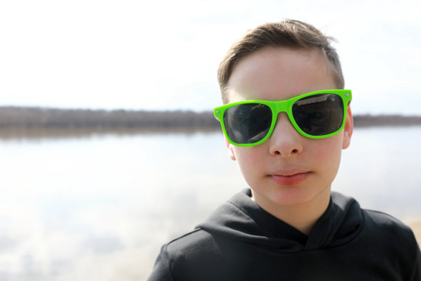 戴墨镜的孩子的肖像图片下载
