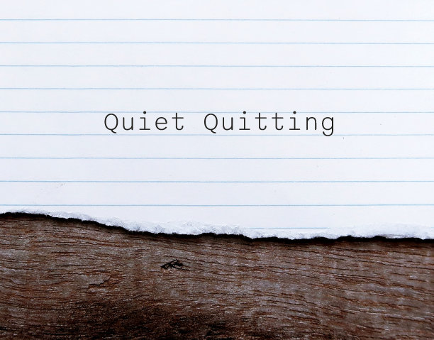 这是职场最新流行语，指的是员工限制了自己的任务，避免长时间工作，完成工作，设定明确的界限，以改善工作与生活的平衡图片下载
