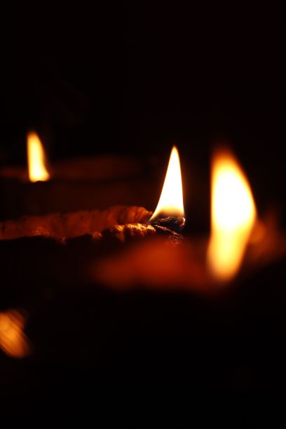 昏暗的教堂里点着摇曳的蜡烛，营造出温馨诱人的气氛图片下载