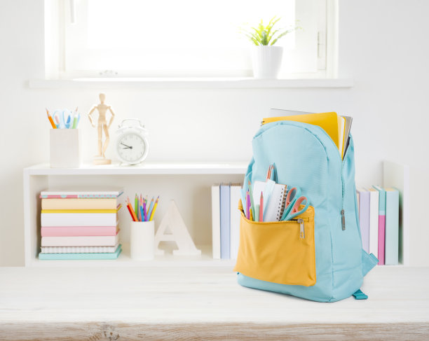 木制桌子上放着五颜六色的文具图片下载