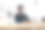 自由职业者坐在厨房的办公桌前操作笔记本电脑图片下载
