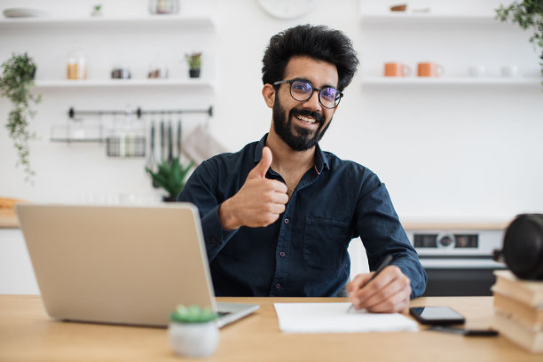 商人在餐厅拿着电子设备拍照图片下载