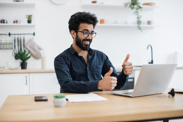 顾问通过家庭办公室的电脑接收视频电话图片下载