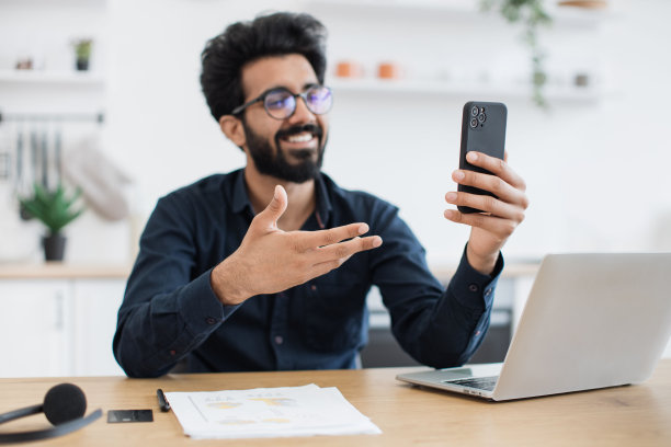 在家室内通过电话进行在线会议的人图片下载