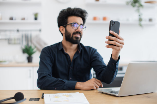在家室内通过电话进行在线会议的人图片下载