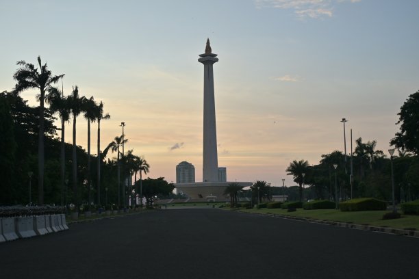 雅加达国家纪念碑前的日落图片下载