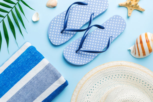 暑假概念平铺。海滩配件和毛巾俯视图。文本空间。旅游的概念图片下载