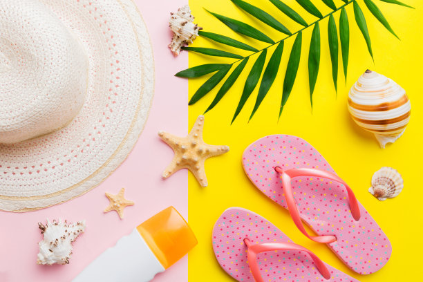 暑假概念平铺。海滩配件和毛巾俯视图。文本空间。旅游的概念图片下载