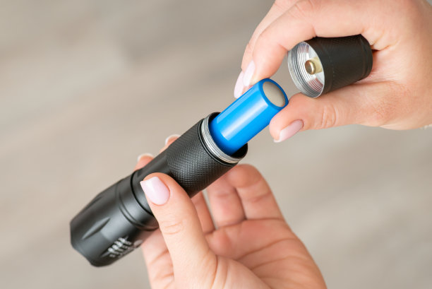 将18650电池插入手电筒，近距离观察图片下载