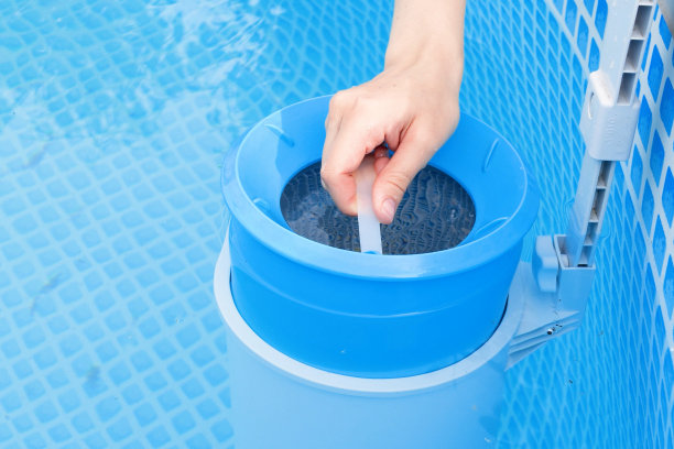 女孩在清洗框架池的过滤器。污池清洁概念图片下载