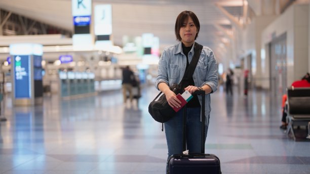 亚洲妇女在机场的肖像图片下载