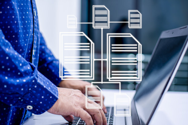 男人们站着用笔记本电脑在家里的白色桌子上查找数据库和文档。商人使用笔记本电脑在线工作。人们晚上在家工作。图片下载