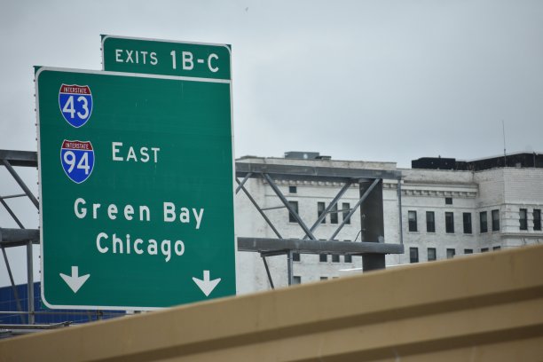 威斯康辛州密尔沃基市高速公路上的绿湾和芝加哥文字标志图片下载