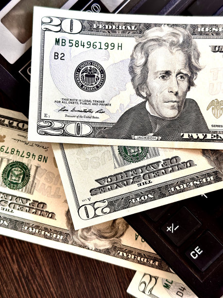 美元钞票和计算器图片下载