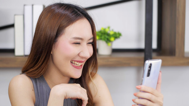 快乐的年轻亚洲女性通过智能手机视频通话。女性在智能手机应用中与朋友在线视频通话。技术概念图片下载