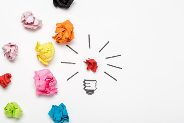 新理念。五颜六色的皱纸球图片下载