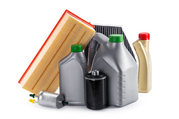 汽车滤清器和机油可以隔离在白色上图片下载