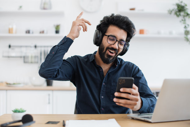 成年人在休息时听着耳机唱歌图片下载