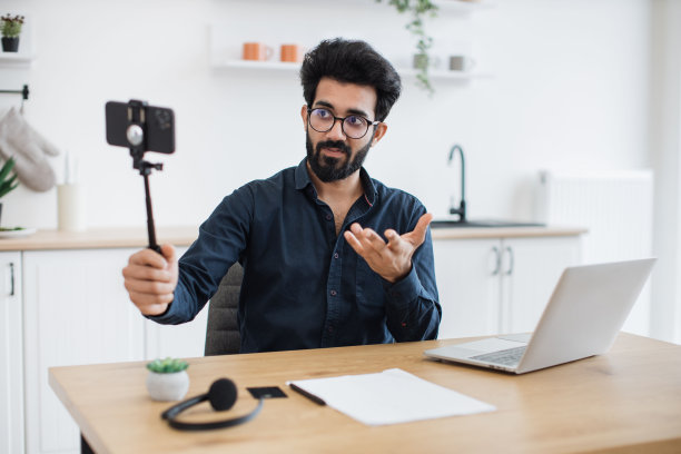 三脚架上的手机用于远程工作的在线报告图片下载