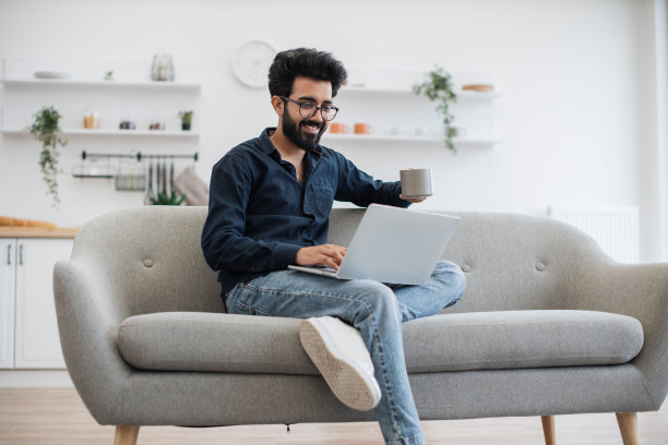 喝咖啡的人在家里用手提电脑写博客图片下载