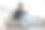喝咖啡的人在家里用手提电脑写博客图片下载