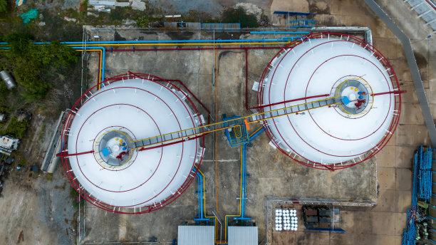 鸟瞰液化石油气储罐、液化石油气储罐及管道工业厂房、液化石油气配气站设施及气体制造工业。图片下载