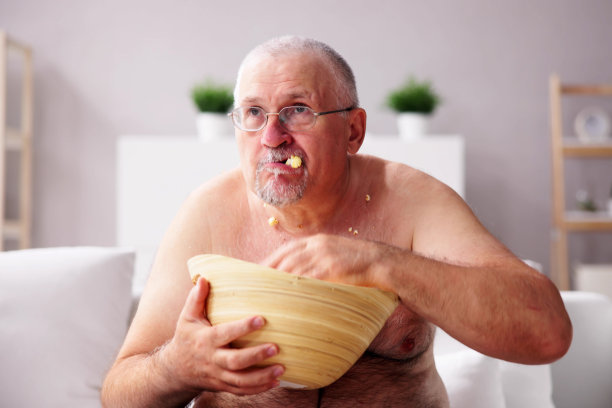 坐着暴饮暴食的生活方式图片下载