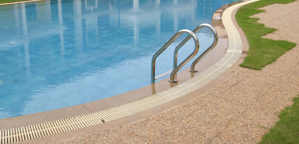 美丽的游泳池与蓝色的水图片下载