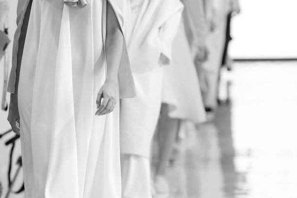 时装模特在时装秀上走秀的灰度照片。图片下载