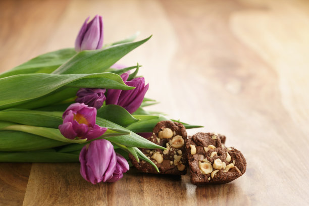 情人节，木桌上紫色的郁金香花束和自制的巧克力饼干图片下载